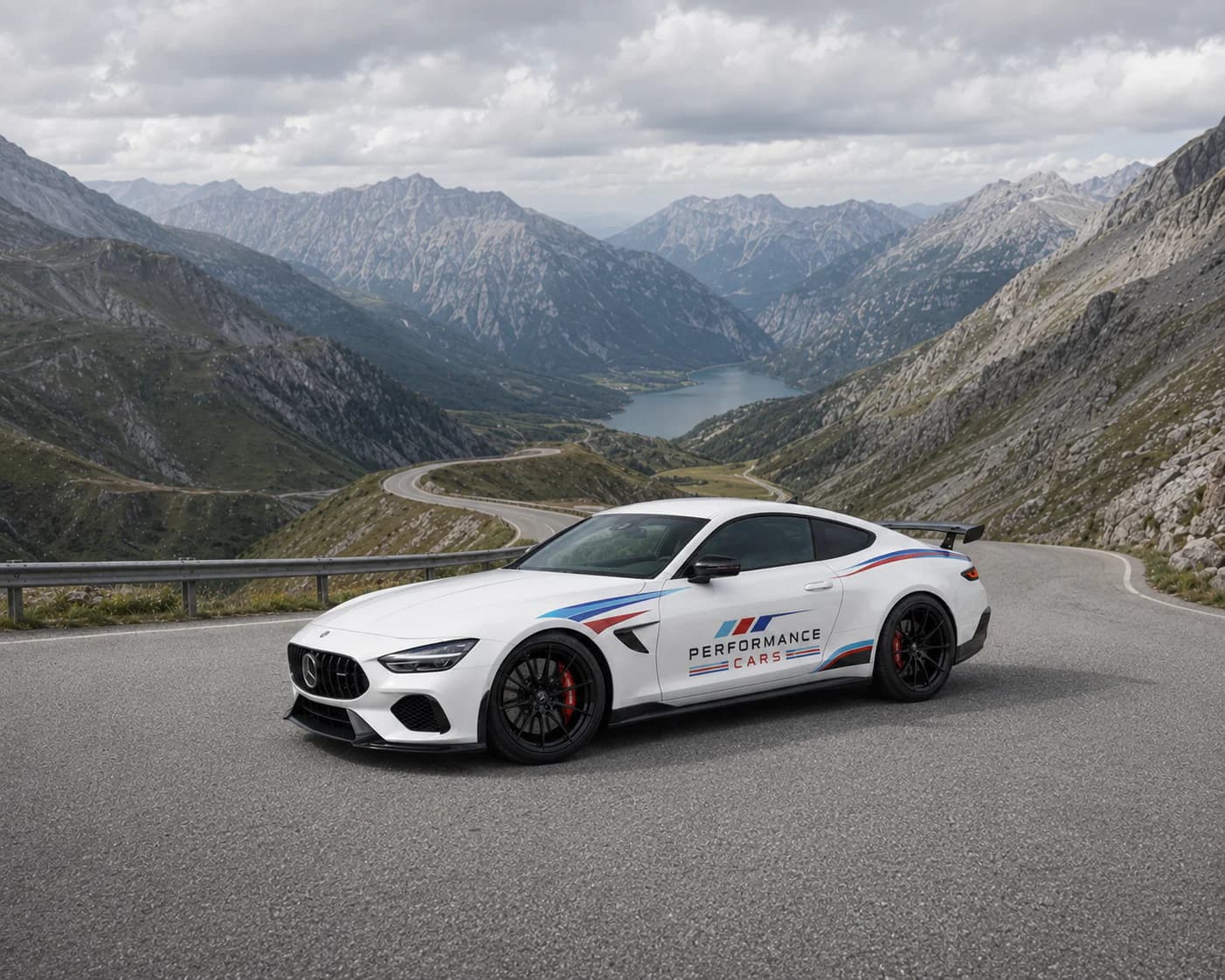 Performance Cars Sportwagen auf einer Alpenstraße