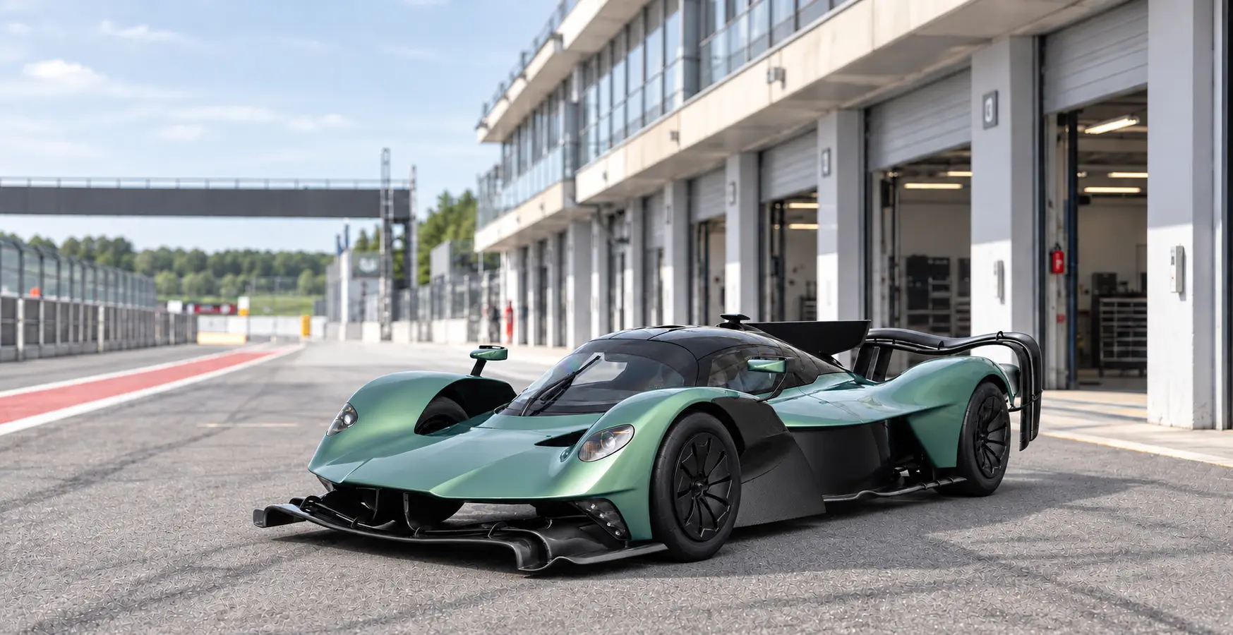 Grüner Hypercar mit freistehenden Vorderrädern in der Boxengasse einer Rennstrecke